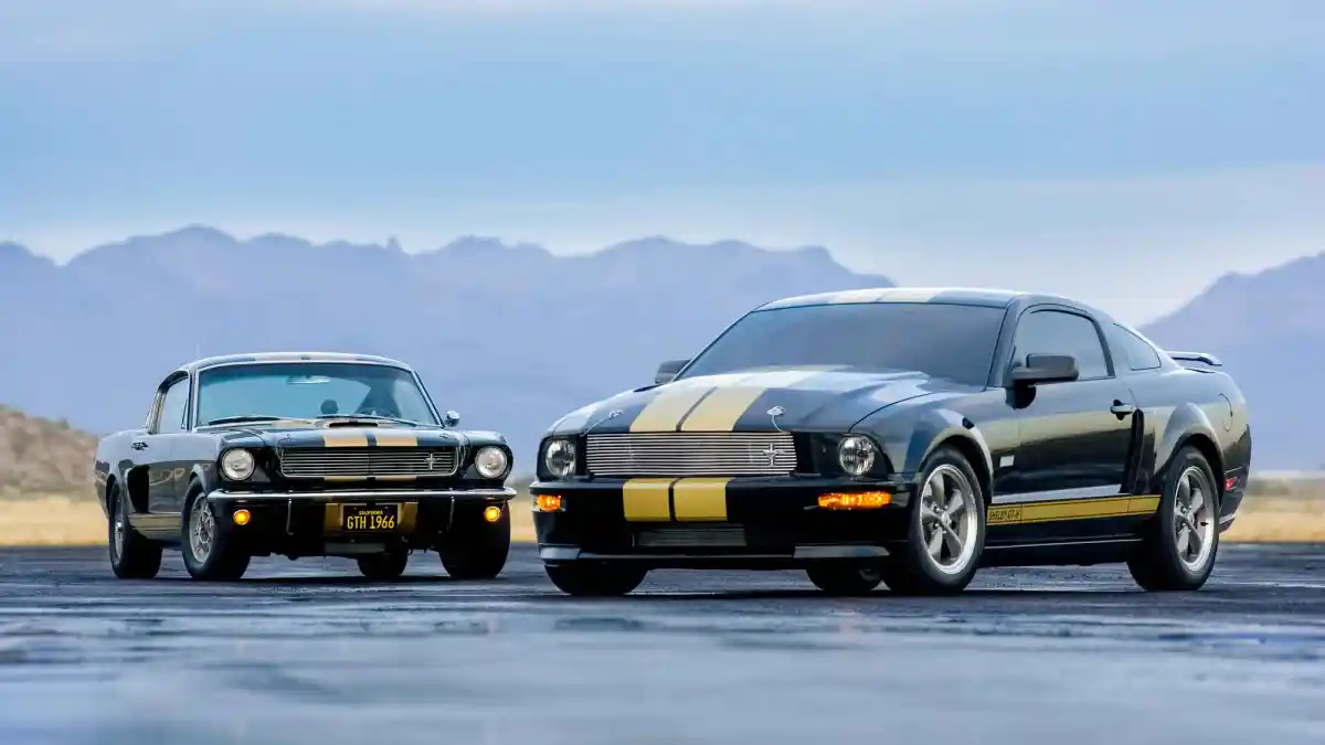 Foto - 11 Mobil Klasik Bersebelahan Dengan Model Terbarunya