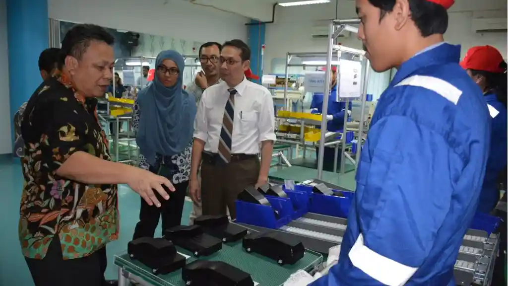 Foto - Pabrik Toyota Kembali Berbagi Alat Praktikum Untuk Perguruan Tinggi