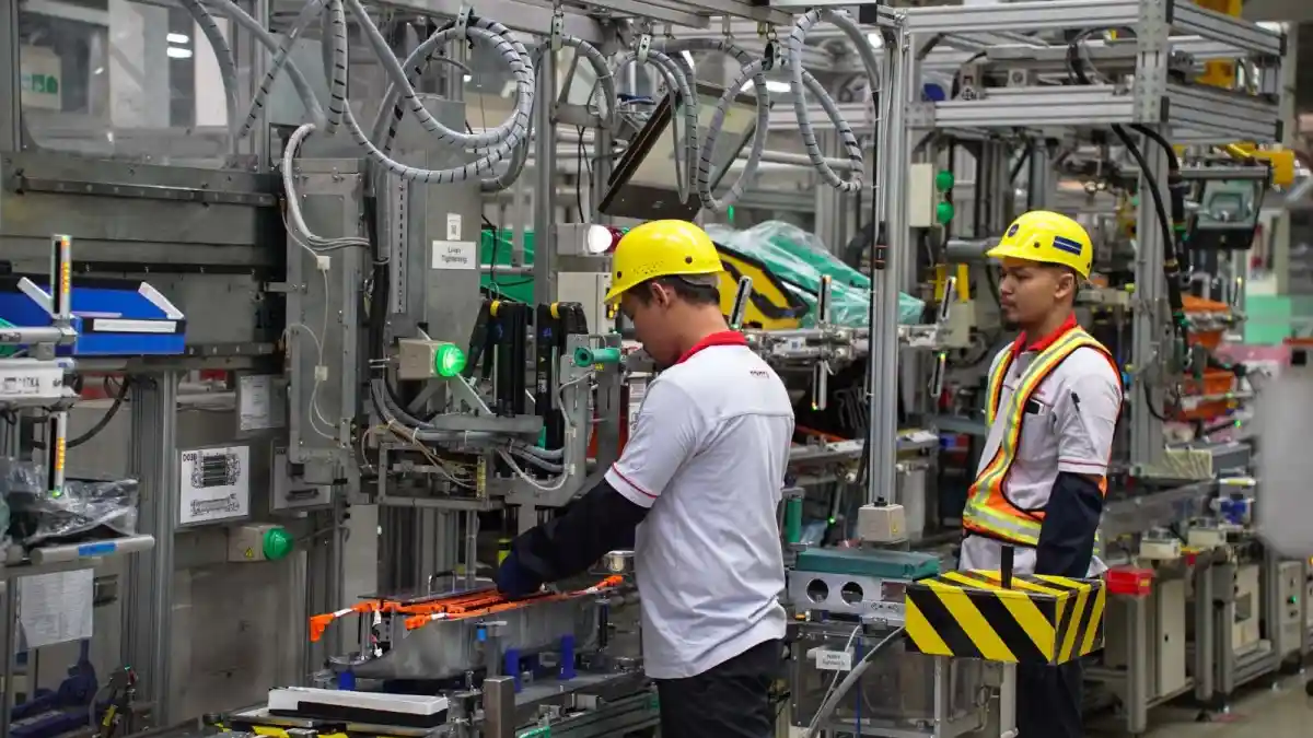 Foto - Melihat Langsung Proses Perakitan Baterai Hybrid Toyota