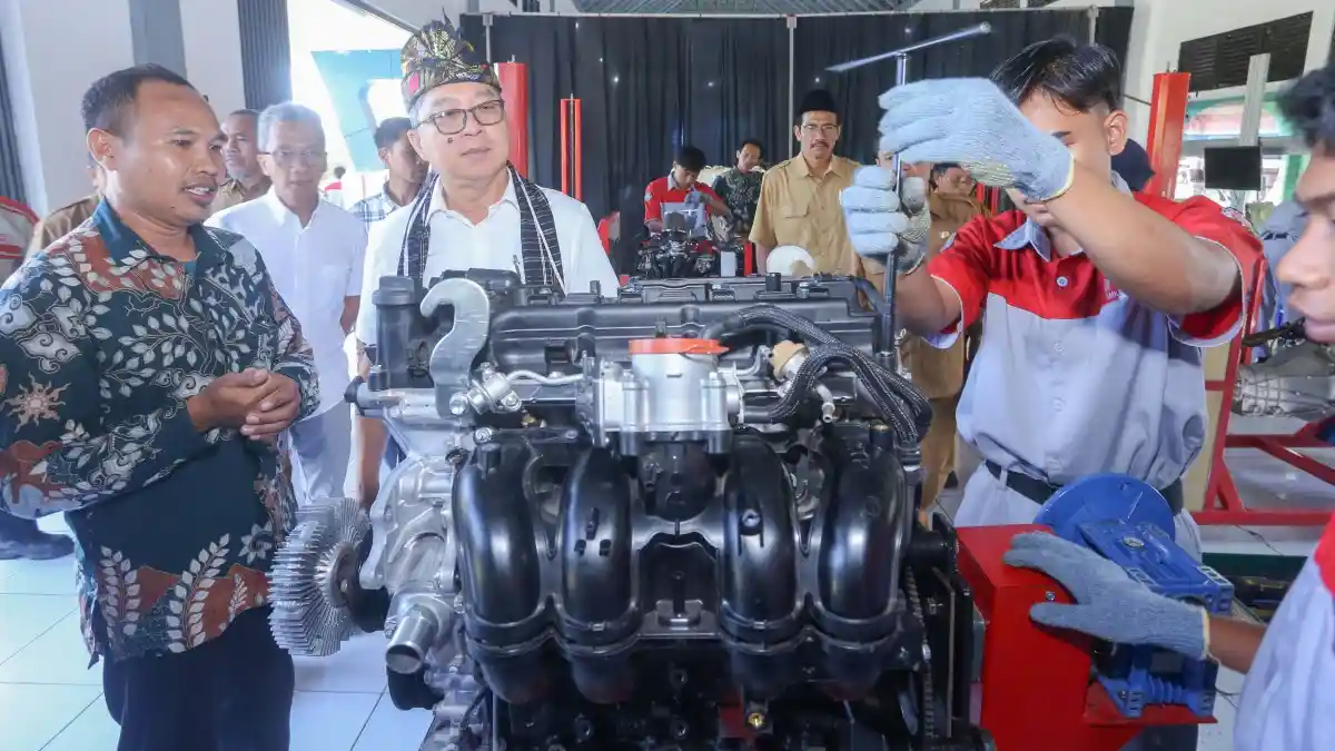 Foto - Toyota Serahkan Mesin Fortuner Untuk Support Pendidikan Di Lombok