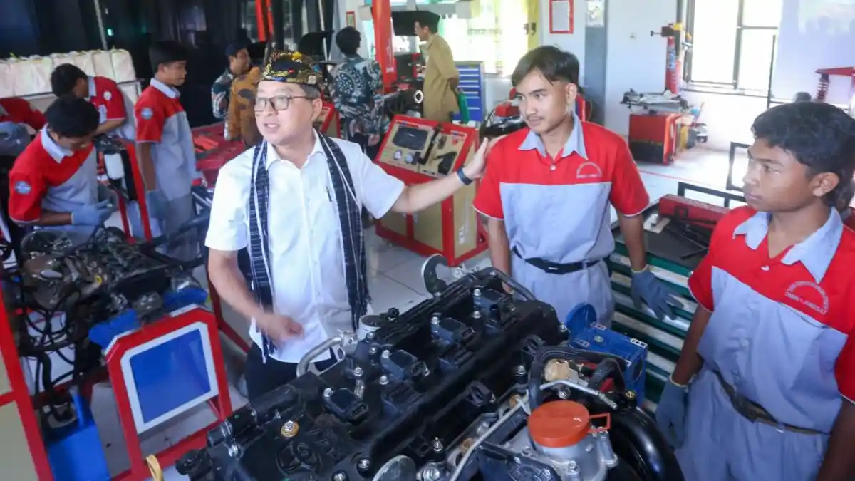 Berita - Toyota Serahkan Mesin Fortuner Untuk Support Pendidikan Di Lombok