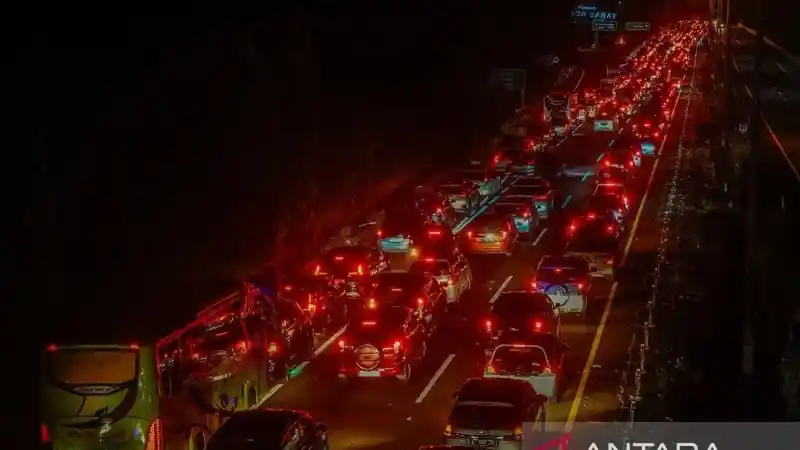 Foto - Arus Lalu Lintas Di Tol Ke Timur Jabodetabek Aman, Ke Arah Barat ‘Macet’