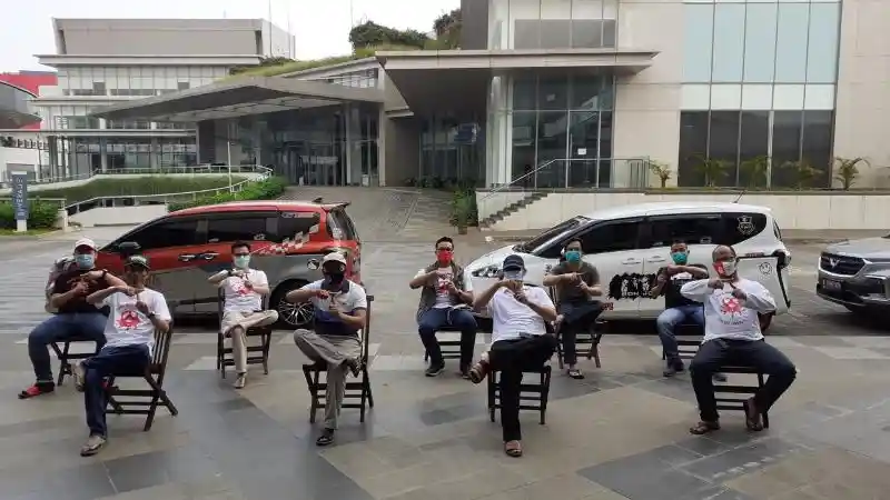 Foto - Aksi Sosial Komunitas Toyota Sienta di Masa Sulit