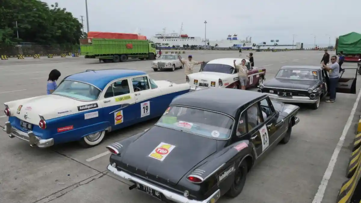 Foto - Bersiap, Bandung Akan Dipadati Mobil Kuno Pekan Depan!