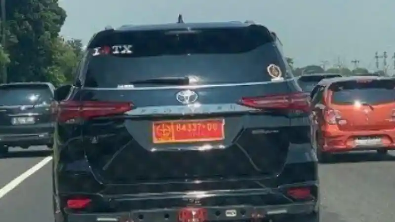 Berita - Fortuner Pelat Dinas TNI Palsu Arogan Menabrak Mobil Lain, Ketahui Lagi Fungsi Semestinya Towing Bar