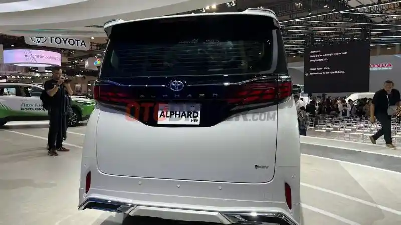Foto - Toyota Alphard Hybrid Resmi Meluncur di GIIAS 2023