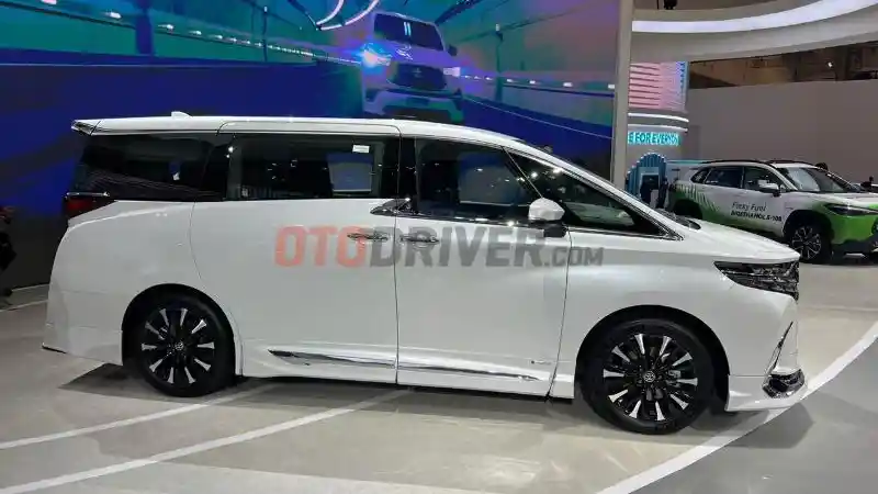 Foto - Toyota Alphard Hybrid Resmi Meluncur di GIIAS 2023