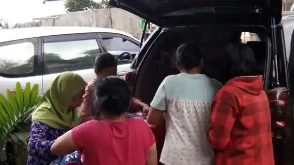 Foto - Toyota Avanza Club Indonesia Bantu Korban Longsor Ponorogo