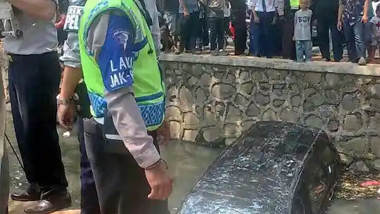 Foto - Sebuah Toyota Avanza Tercebur ke Kali, Seperti Ini Jadinya