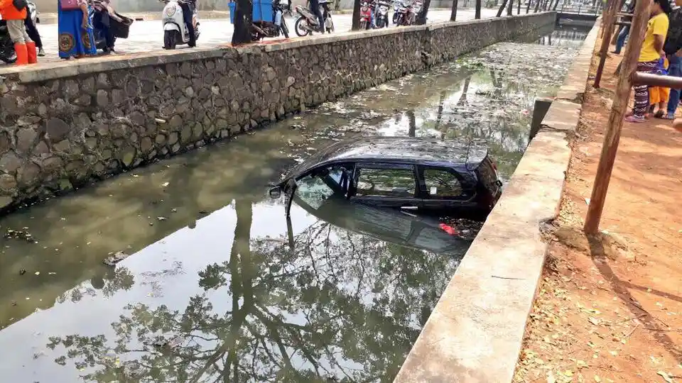 Berita - Sebuah Toyota Avanza Tercebur ke Kali, Seperti Ini Jadinya