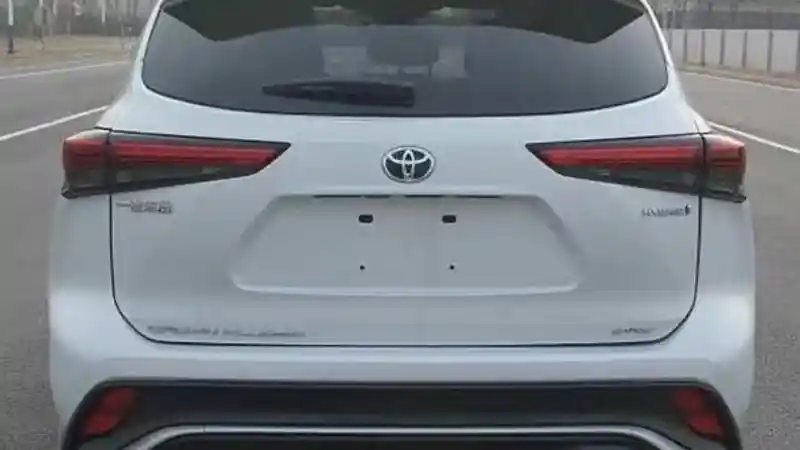 Foto - Ketika Toyota Crown Menjelma Sebagai SUV