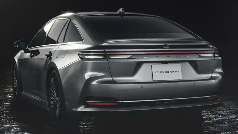 Foto - Toyota Crown Sedan Resmi Melenggang Di Jepang