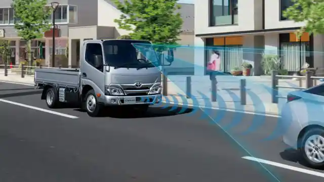 Truk - Toyota Dyna Kini Dilengkapi Teknologi Pre-Collision.
