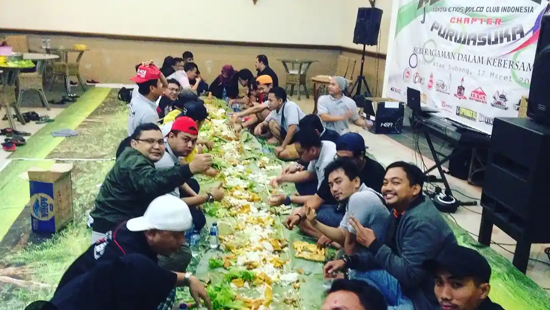 Foto - Seru, Mommy Tevci Sibuk Memasak Untuk HUT Komunitas Etios Valco 