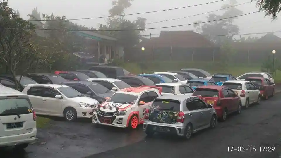 Foto - Seru, Mommy Tevci Sibuk Memasak Untuk HUT Komunitas Etios Valco 