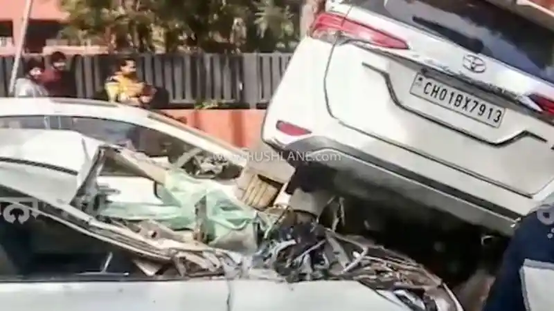 Foto - VIDEO: Toyota Fortuner "Terbang" di India Hantam 2 Mobil