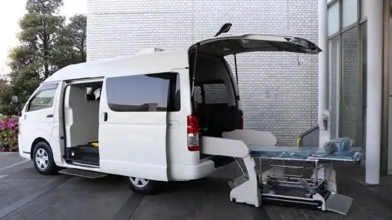 Foto - Modifikasi Toyota HiAce Jadi Transportasi Pasien Covid-19