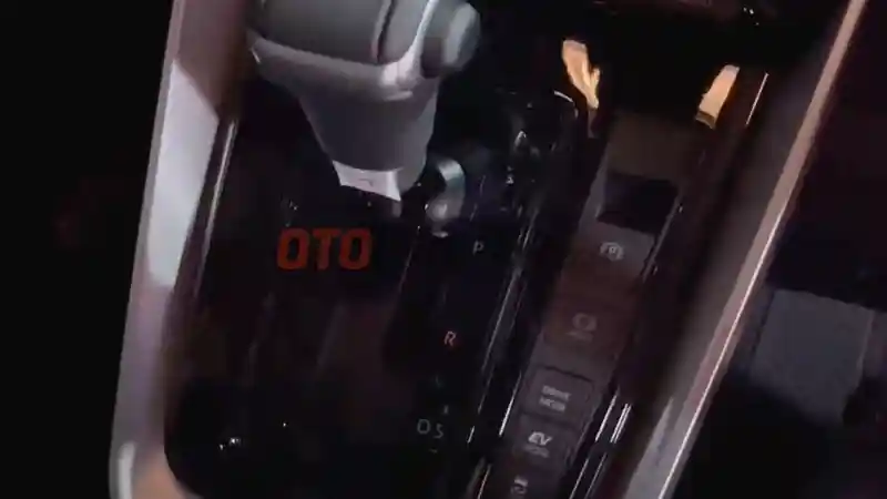 Foto - Toyota Kijang Innova Zenix Meluncur. FWD, Hybrid dan Gunakan Girbox CVT 10 Speed