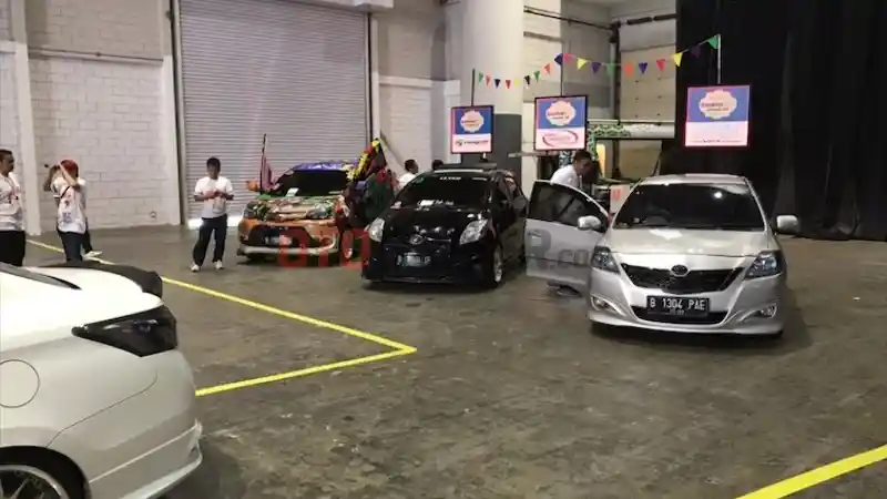 Foto - Komunitas Starlet Sampai Fortuner Jamboree Bareng di Kemayoran