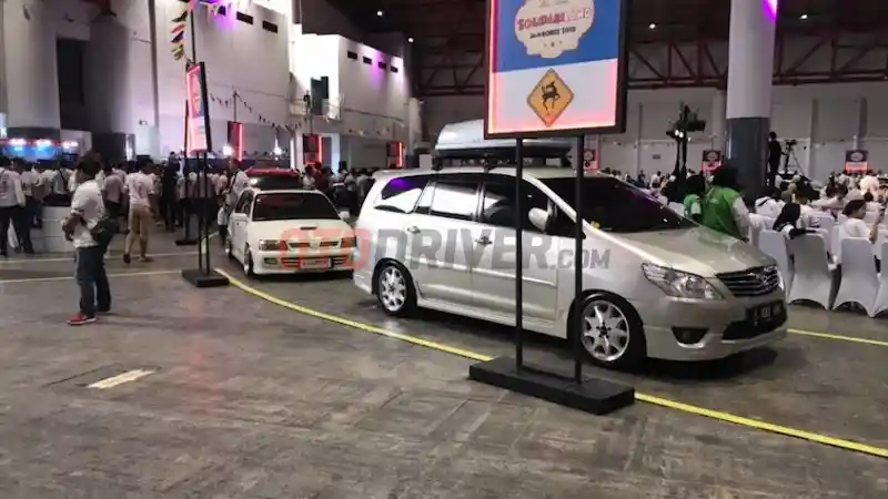 Foto - Komunitas Starlet Sampai Fortuner Jamboree Bareng di Kemayoran