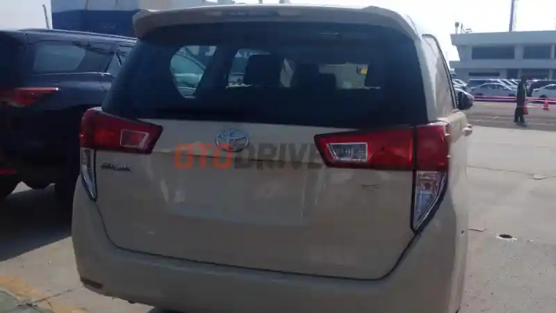 Foto - Mengenal Toyota Innova Versi Abu Dhabi. Mesinnya 2.700 CC!