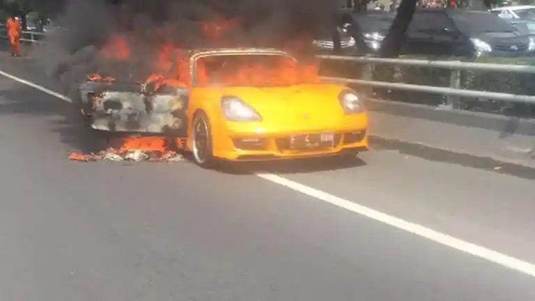 Berita - FOTO: Detik-detik Sebuah Toyota MR-S Terbakar di Tol Dalam Kota Jakarta (9 Foto)