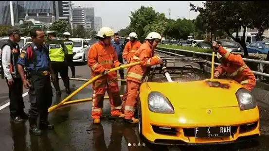 Foto - FOTO: Detik-detik Sebuah Toyota MR-S Terbakar di Tol Dalam Kota Jakarta (9 Foto)