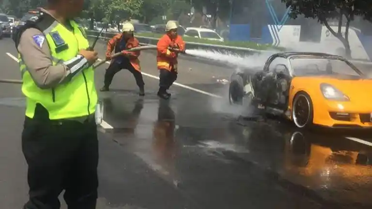 Foto - FOTO: Detik-detik Sebuah Toyota MR-S Terbakar di Tol Dalam Kota Jakarta (9 Foto)