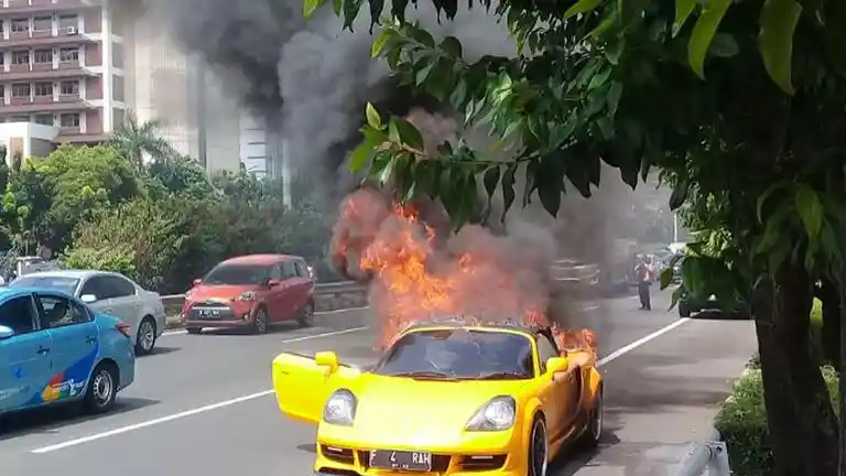 Foto - Pentingnya Mengenal Penyebab Mobil Terbakar