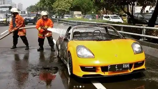 Foto - FOTO: Detik-detik Sebuah Toyota MR-S Terbakar di Tol Dalam Kota Jakarta (9 Foto)