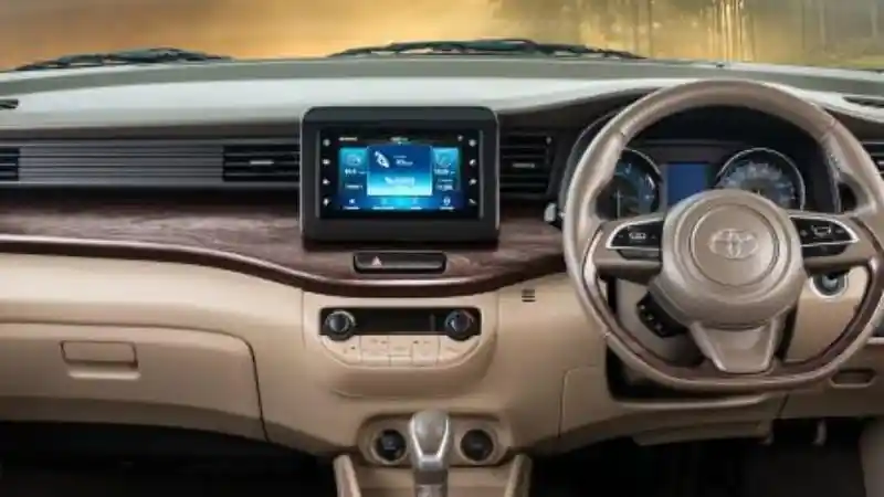 Foto - Toyota Rumion Kembaran Suzuki Ertiga Resmi Meluncur Di India, Ini Dia Harganya