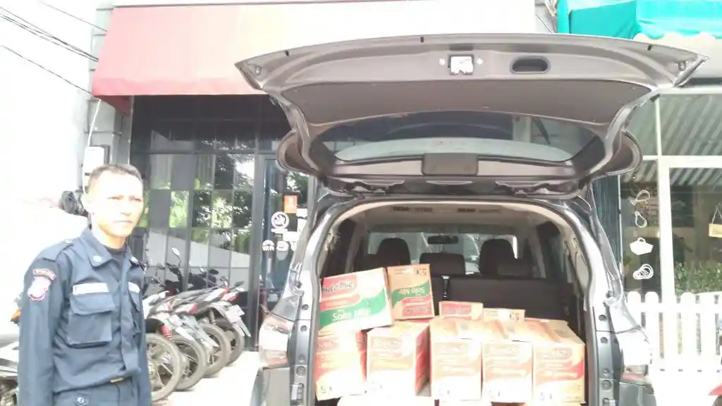 Foto - Toyota Sienta Club Indonesia Berbagai Kasih Kepada Korban Gempa Lebak