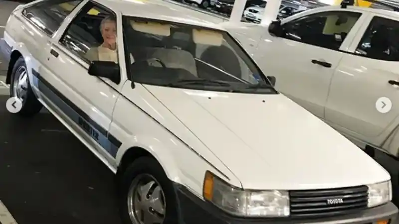 Foto - Wanita ini Setia Pakai Toyota AE86 Sejak 1983!