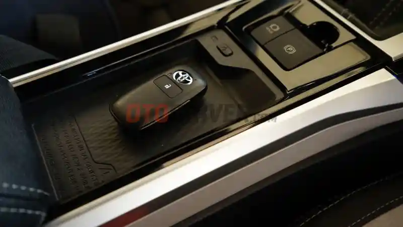 Foto - Biasakan Tidak Menaruh Kunci Atau Uang Logam Di Wireless Charger Mobil