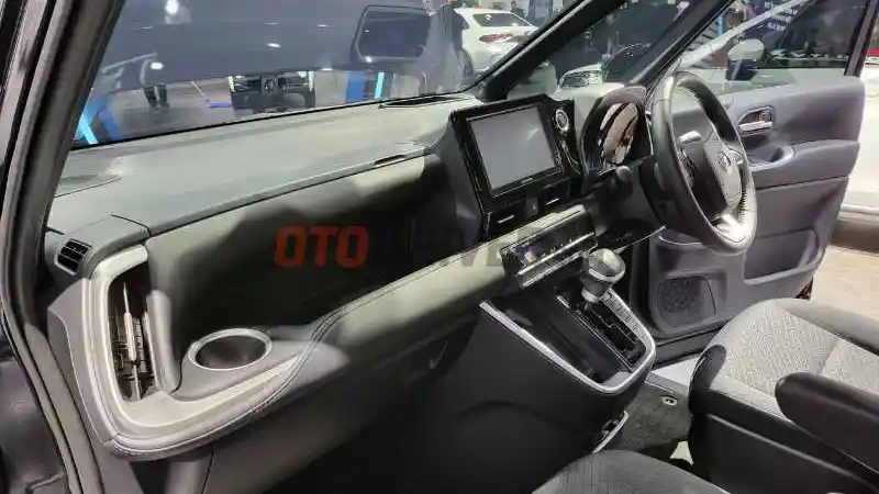 Foto - Berada di Rumpun Harga Yang Sama. Pilih Toyota Voxy atau Kijang Innova Zenix?