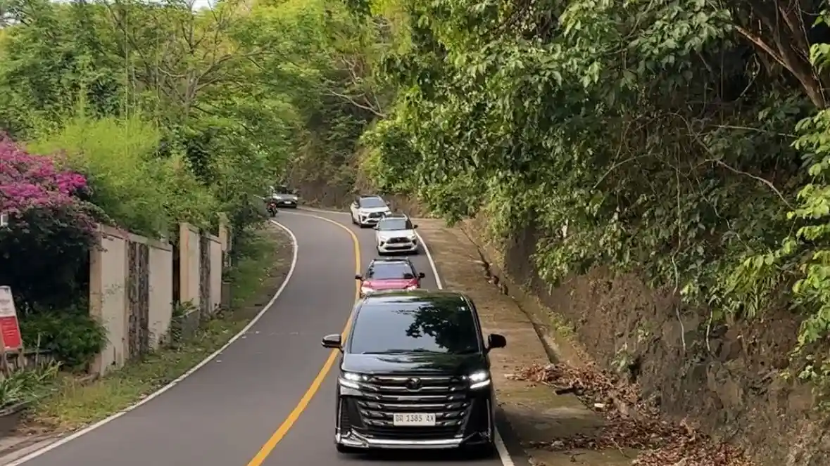 Foto - Menjajal Lini Lengkap Kendaraan Hybrid Toyota Di Lombok NTB