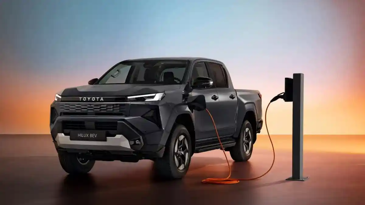 Foto - Toyota Hilux Terbaru Resmi Meluncur, Spek Mirip Fortuner Tapi Punya Opsi EV