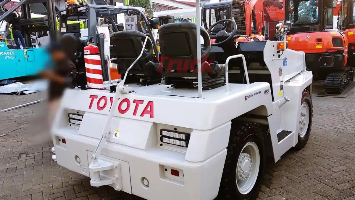 Foto - Toyota 52-3TD45, Si Kecil Bertenaga Gahar Penarik Beban