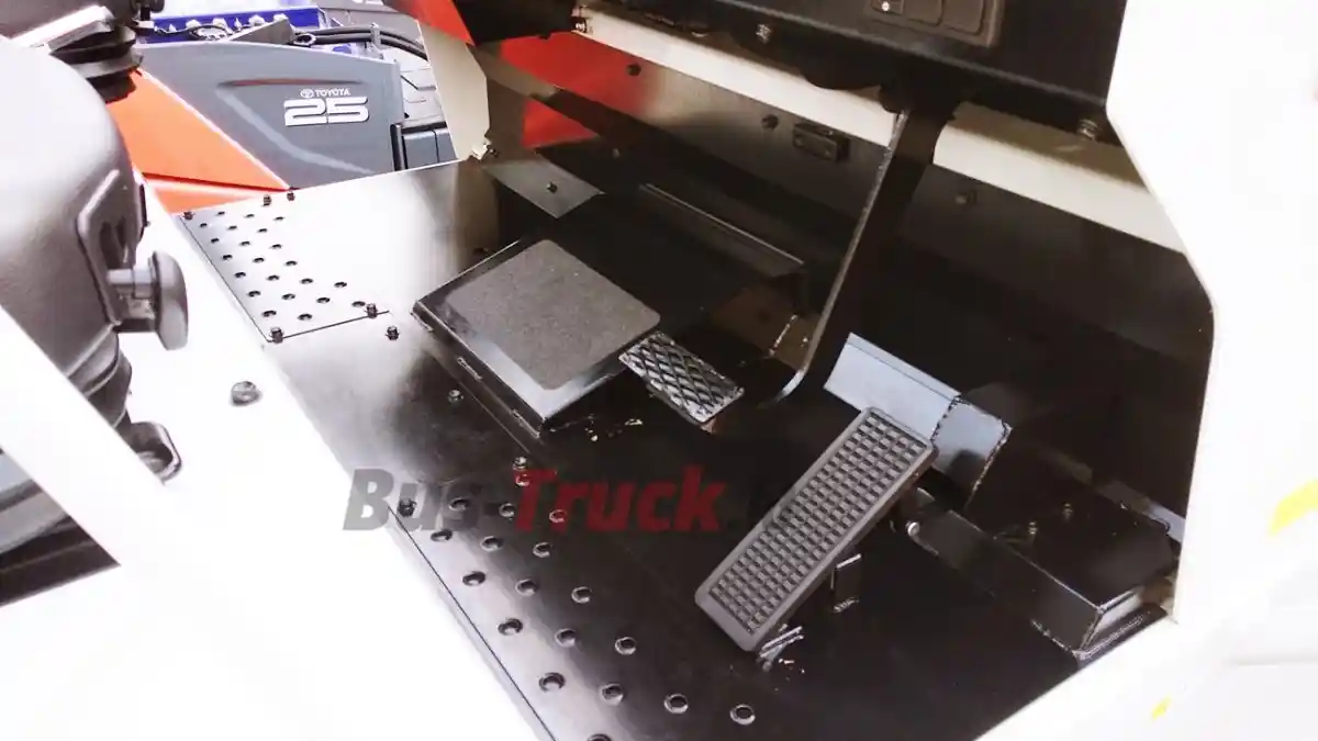 Foto - Toyota 52-3TD45, Si Kecil Bertenaga Gahar Penarik Beban