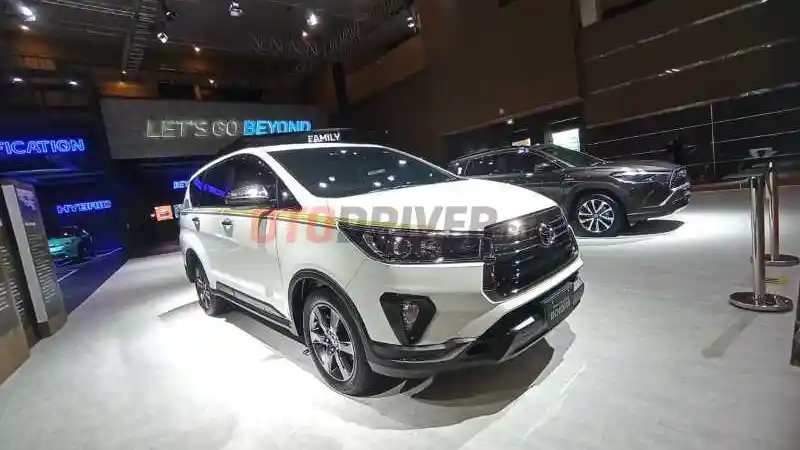 Foto - Kode Keras, Toyota Serius Garap Elektrifikasi. Pamerkan 10 Mobil Ramah Lingkungan 