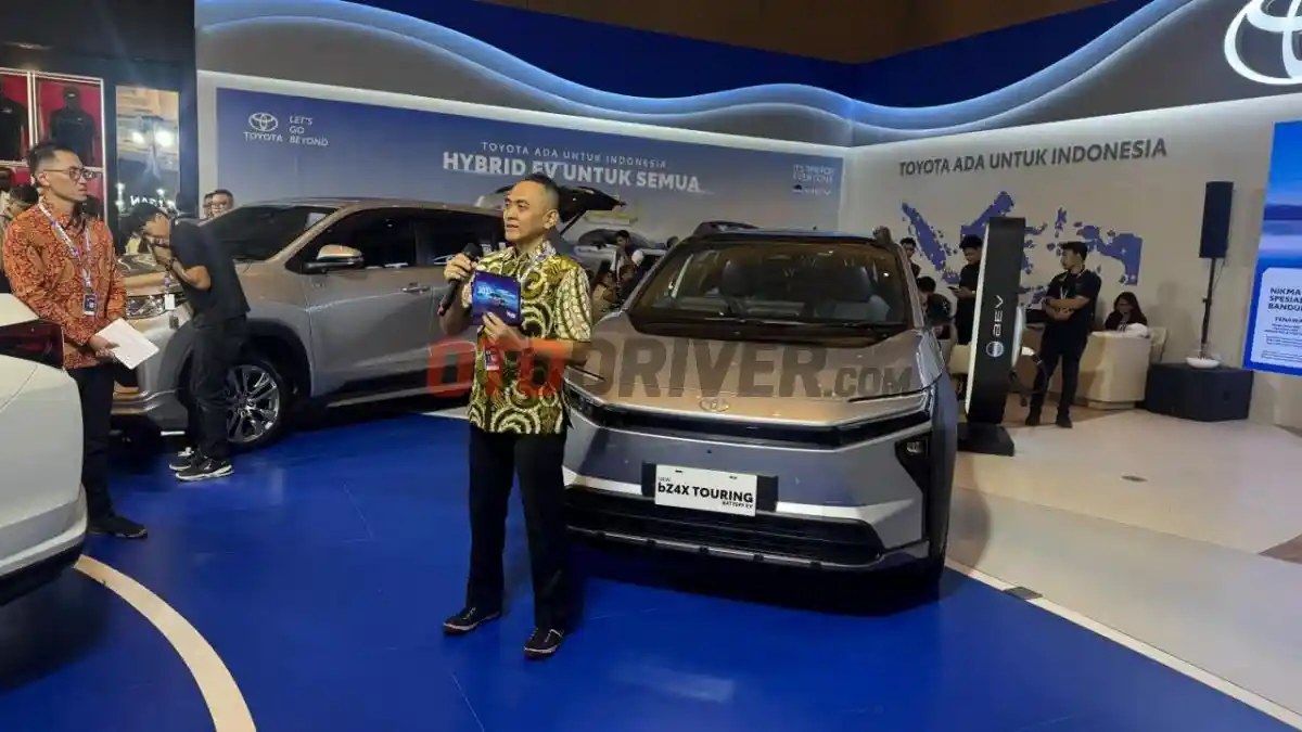 Foto - Warga Bandung Bisa Melihat dan Mencoba Toyota Bawa bZ4X Touring dan Land Cruiser FJ