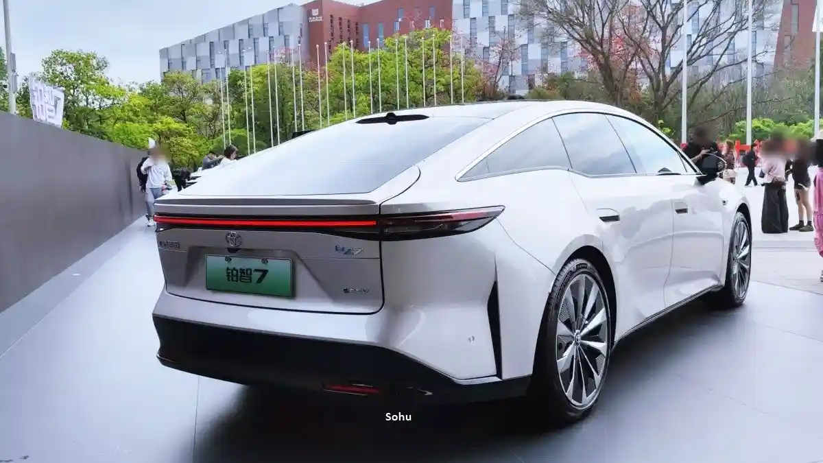 Foto - Toyota Mulai Tawarkan Sedan Listrik Termutakhirnya: bZ7