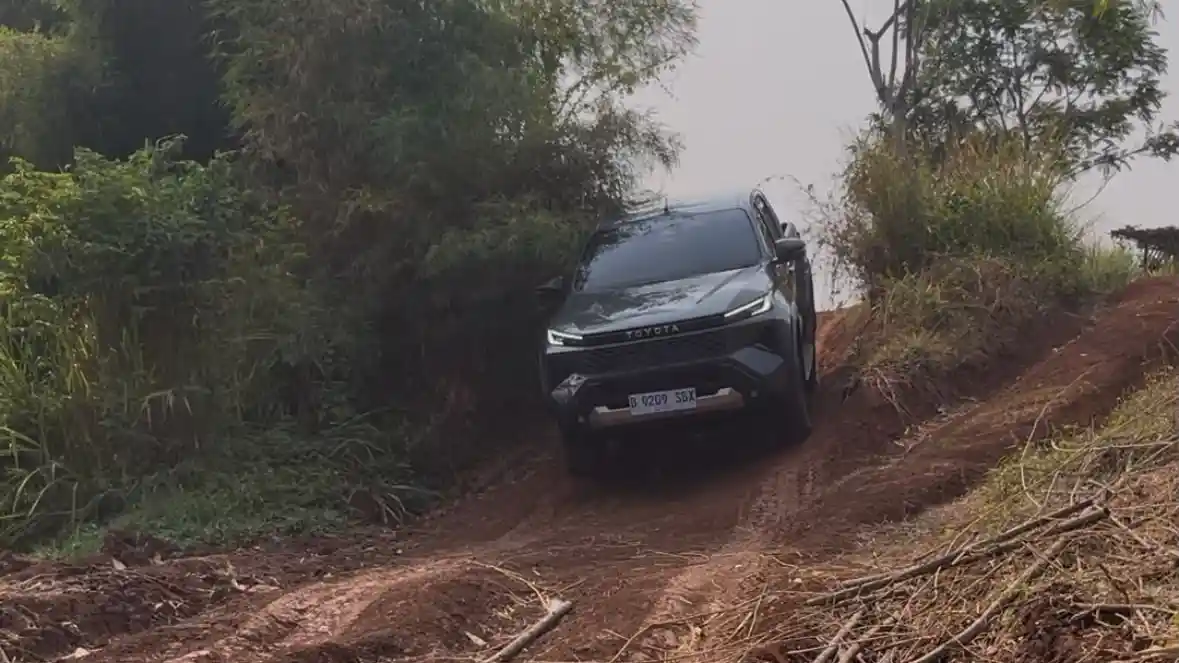 Foto - Menguji Ketangguhan Toyota Hilux 2026 di Lintasan Off-Road, Ini Keunggulannya