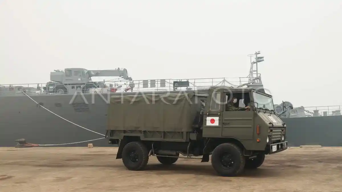 Foto - Bukan Cuma Chinook, Truk Toyota Type 73 Juga Ikut Dikirim Jepang ke Padamkan Karhutla