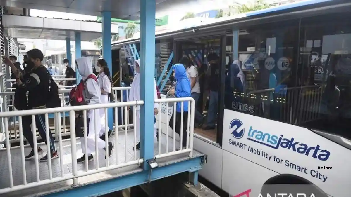 Bus - Transjakarta Terus Dorong Metode Pembayaran Pakai QRIS