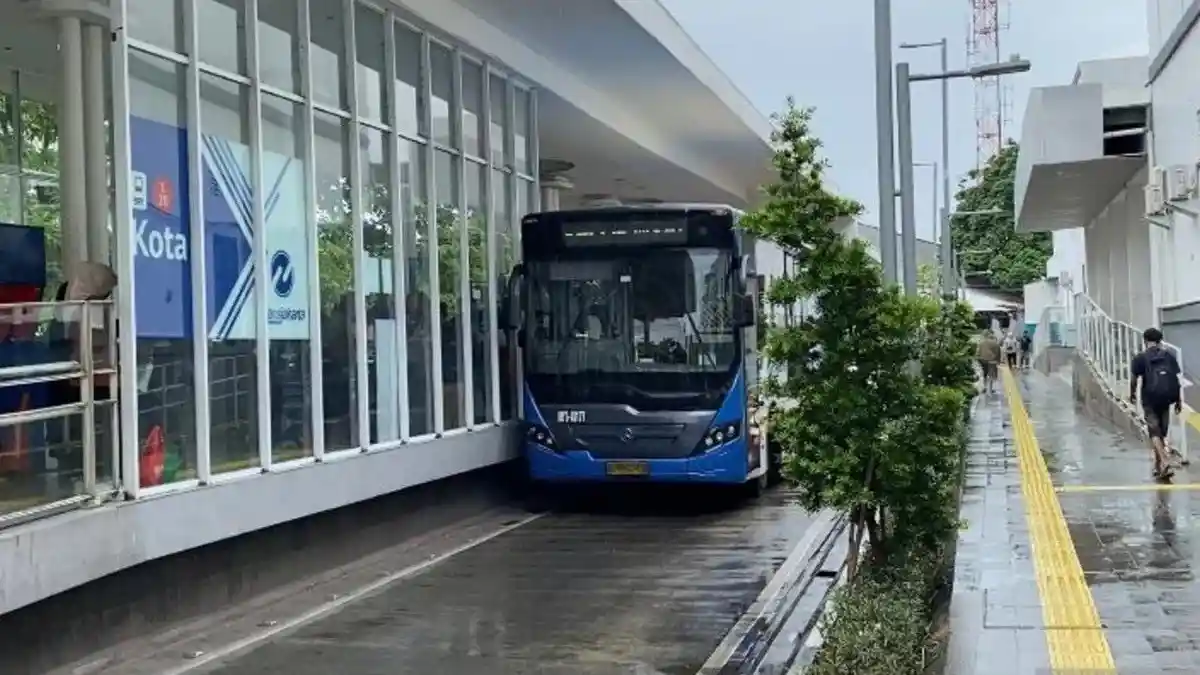 Bus - Transjakarta Manfaatkan Teknologi AI Untuk Atur Ketepatan Jadwal Perjalanan Bus