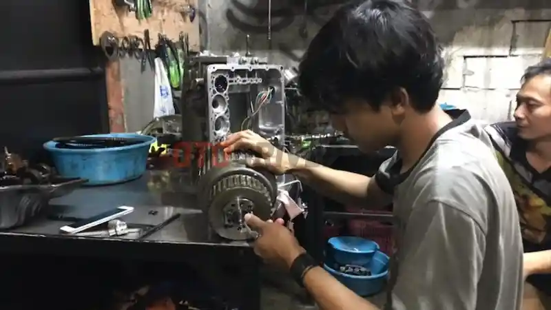 Foto - Kenapa Umur Oli Transmisi Otomatik Konvensional Lebih Singkat Ketimbang CVT?