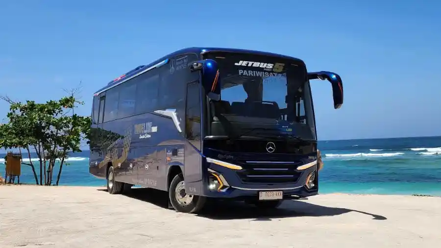 Foto - Jetbus 5 PO Travelink Resmi Wara-wiri di Bali