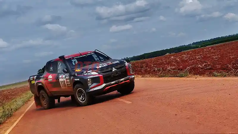 Berita - AXCR 2022: Rifat Sungkar Finish Tanpa Sokbreker Belakang, Mitsubishi Triton Buktikan Kekokohan Sasis dan Gardan