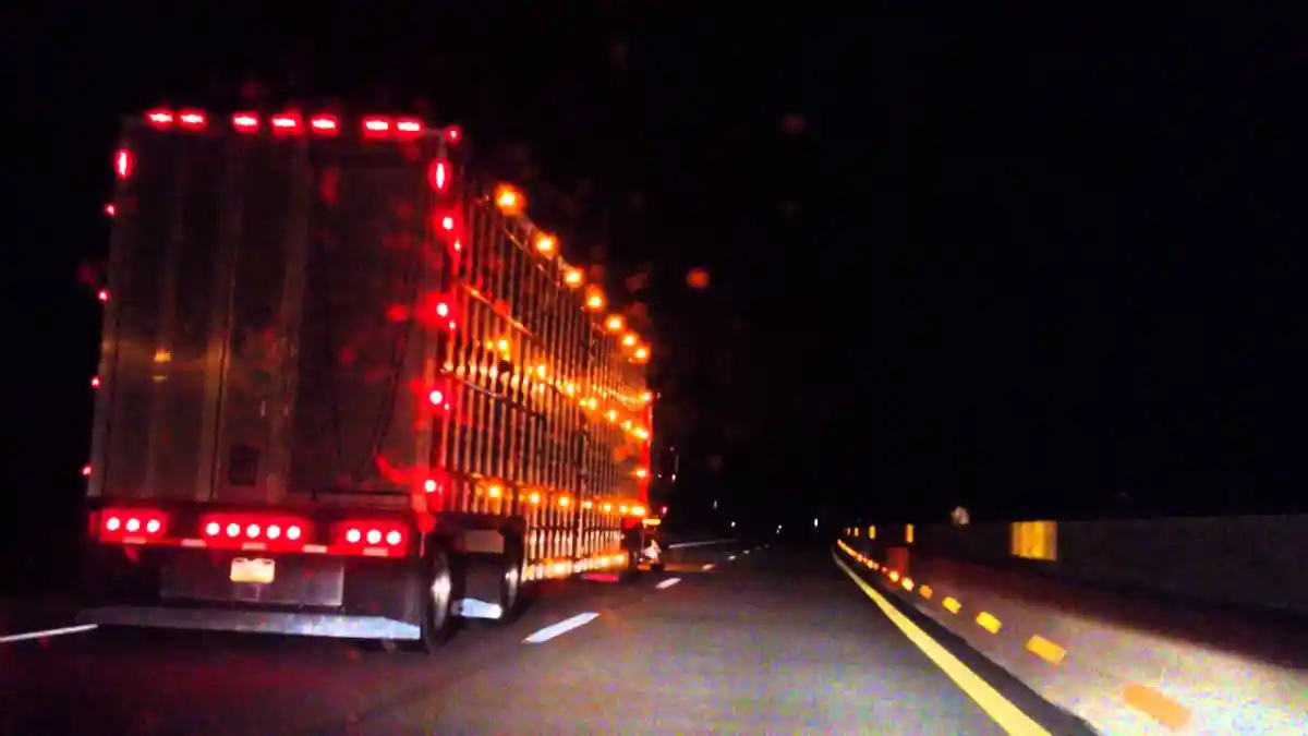 Berita - Kenapa Masih Ada Lampu Warna-Warni Di Belakang Bus Dan Truk?